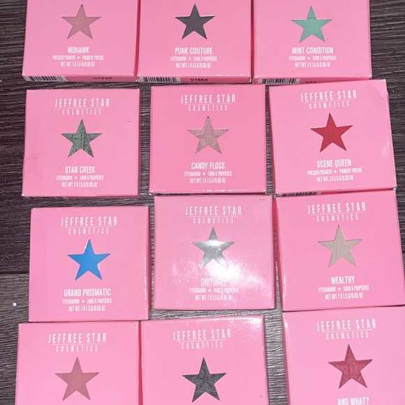 Jeffree star bundle
55 lipglosses
40 concealers
Over 150 pieces see pictures - Picture 10 of 14